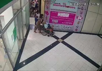 Novo vídeo mostra idoso chegando a banco em cadeira de rodas e com cabeça tombada