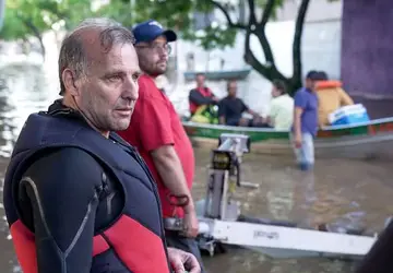O gaúcho de 59 anos que resgatou 300 pessoas de caiaque sem saber nadar: 'Não posso me deprimir diante da tragédia'