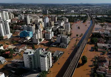 Tragédia do RS gera maior evacuação de casas no Brasil em 3 décadas