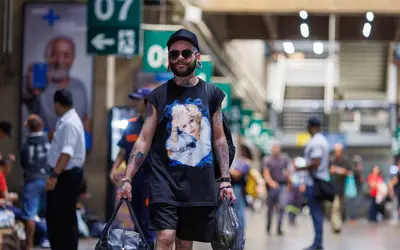 Fãs de Madonna movimentam terminal Tietê, em SP, que tem mais de 200 ônibus extras para o Rio
